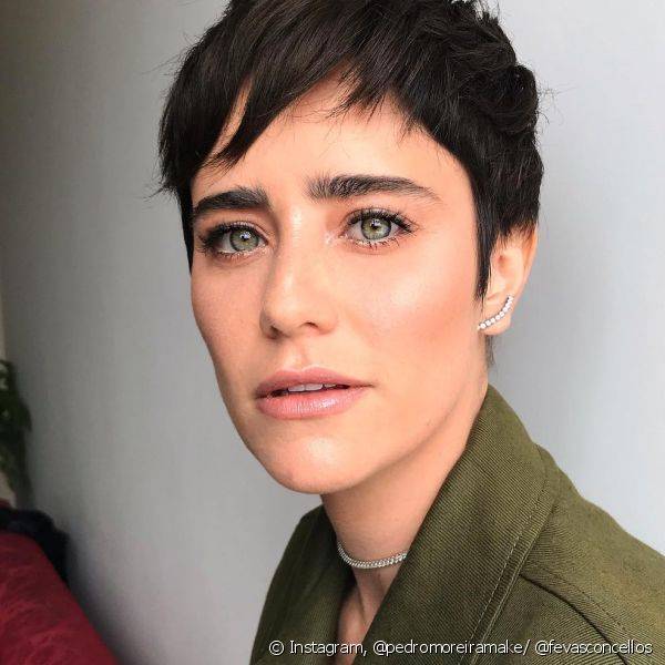 A pele iluminada de Fernanda Vasconcellos ajuda a dar uma ar mais saudável ao look da atriz (Foto: Instagram @pedromoreiramake/ @fevasconcellos)